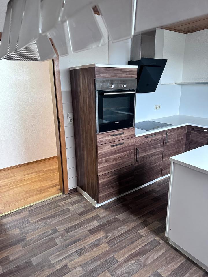 Helle 4-Zimmer-Wohnung mit Carport in gepflegtem Mehrfamilienhaus