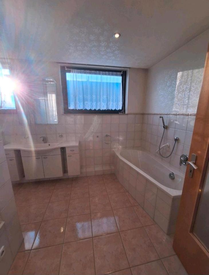Helle 2-Zimmer-Wohnung mit Einbauküche zimmer