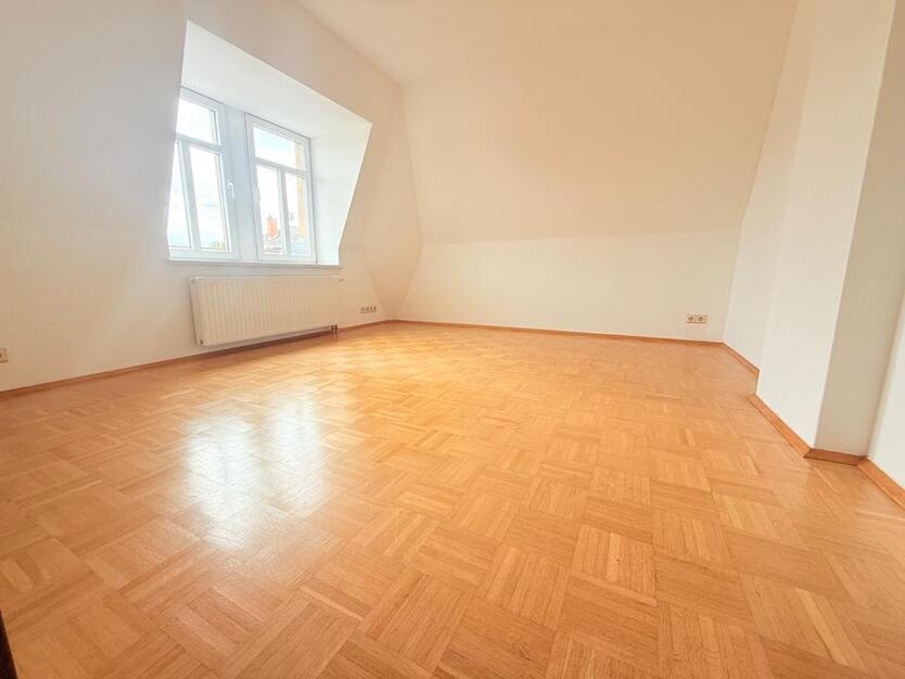 Schöne 4-Zimmer-Dachgeschoss Wohnung mit Einbauküche