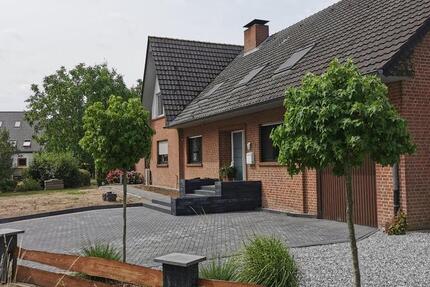 Großzügige moderne Dachgeschosswohnung mit Garten 4 zimmer