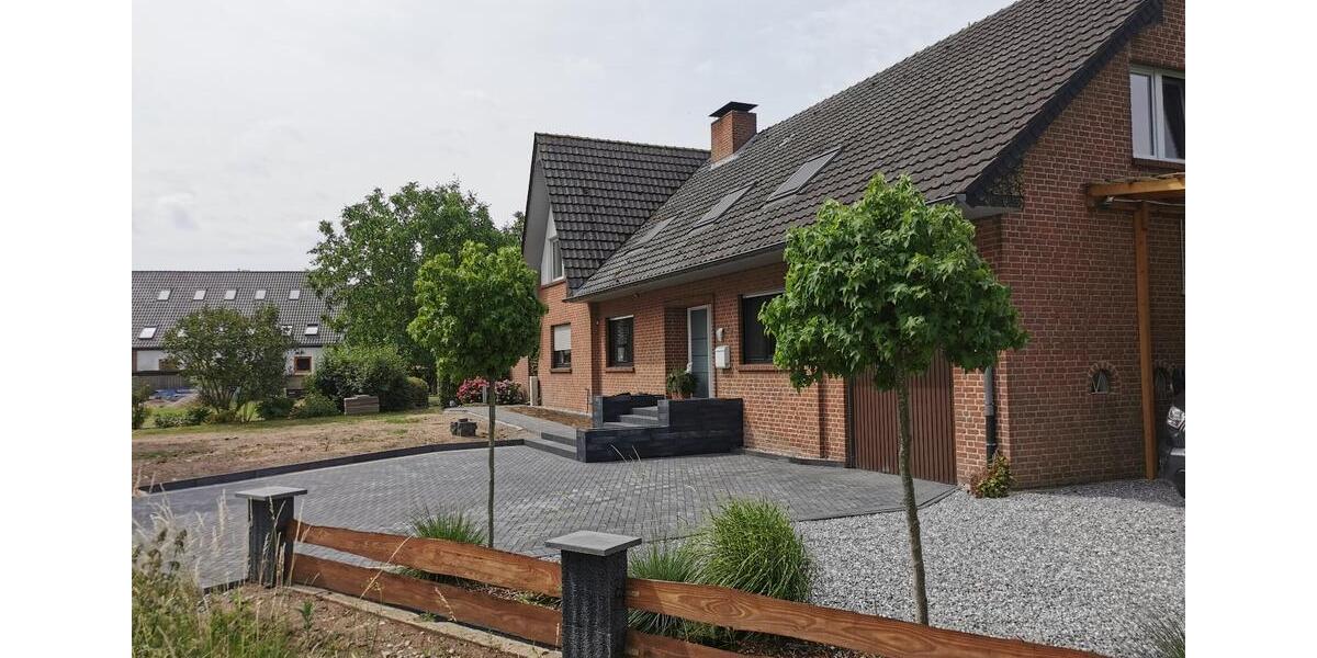 Großzügige moderne Dachgeschosswohnung mit Garten 4 zimmer