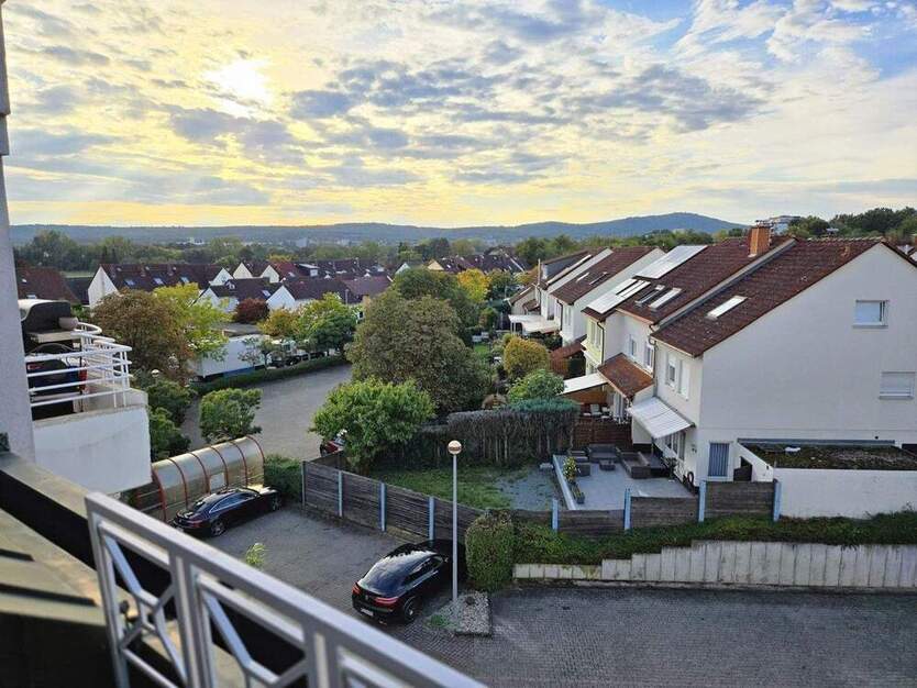Helle 4-Zimmer-Wohnung mit Westbalkon und Blick in den Taunus - direkt am Marktplatz 4 zimmer