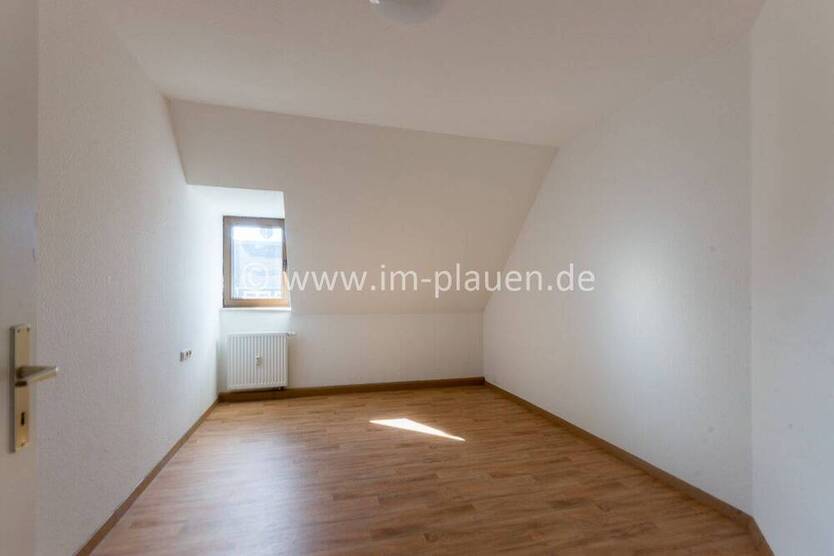 Plauen-Neundorf: 2-Zimmer-Dachgeschoßwohnung mit EBK & Stellplatz