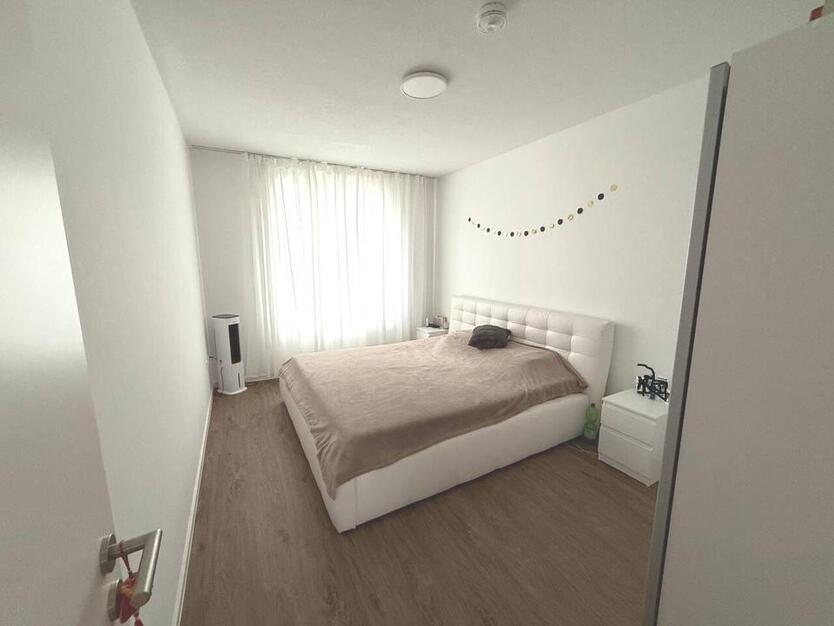 Heiligkreuzviertel: Zweizimmerwohnung mit EBK, Terrasse und Stellplatz zimmer