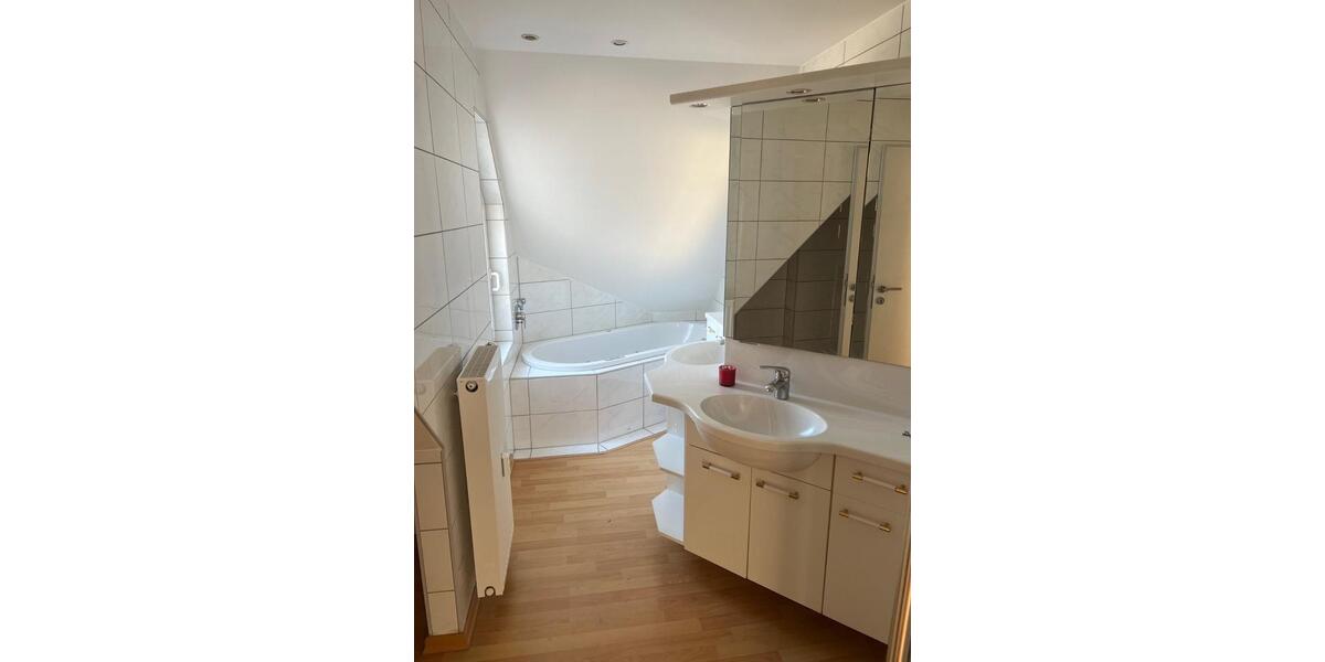 Dachgeschoßwohnung Bad Bocklet - 3 Zimmer, 130 m&sup2;, 1.300&euro; | Angebot:25350125