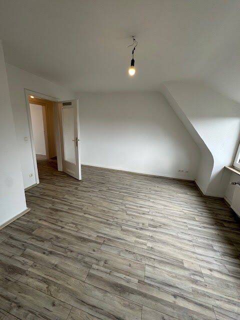 **2 Kaltmieten sparen** Geräumige, zentrale FamilienWohnung im Dachgeschoss