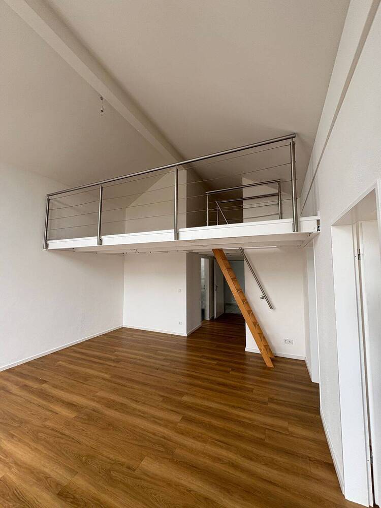 Helle Wohnung mit Galerie und Balkon in S-Bahn Nähe