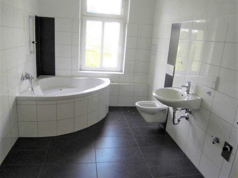 ***Hergeschaut*** Dachgeschoss mit schickem Tageslichtbad, Eckbadewanne und kleiner Dachterrasse