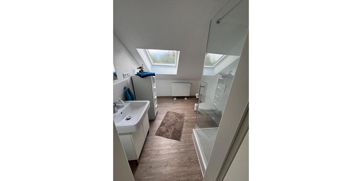 Gemütliches Dachgeschosszimmer Apartment möbliert tageweise 2 zimmer