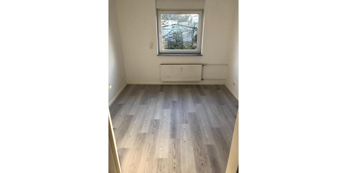 70 qm Wohnung mit Balkon, renoviert zu vermieten 6 zimmer