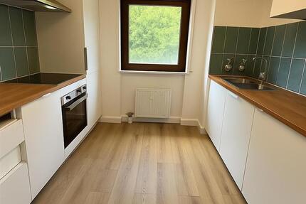 Kernsanierte 2,5-Zi-Wohnung mit EBK, Balkon und Garage