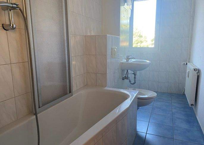 Großes Wohnzimmer mit Balkon! 2 zimmer