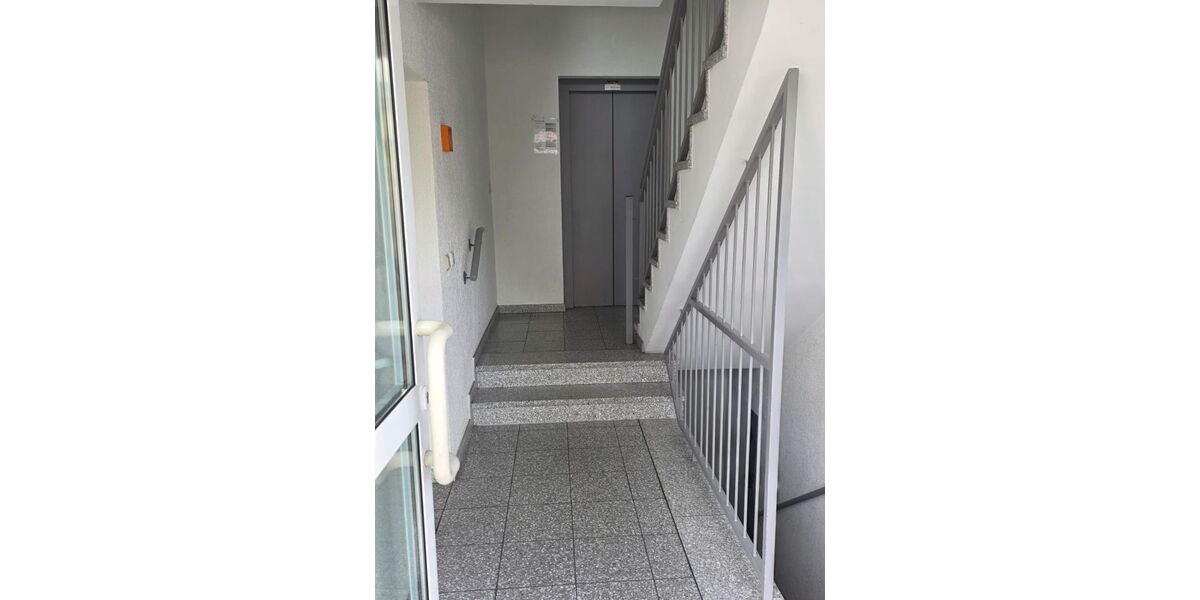 Renovierte 2,5 Zimer-Wohnung mit Aufzug, Balkonkraftwerk, Video-Sprechanlage, Garage (Warmmiete: 1.040 + 100 Garage) - Etagenwohnung Duisburg Meiderich | Angebot:27261102