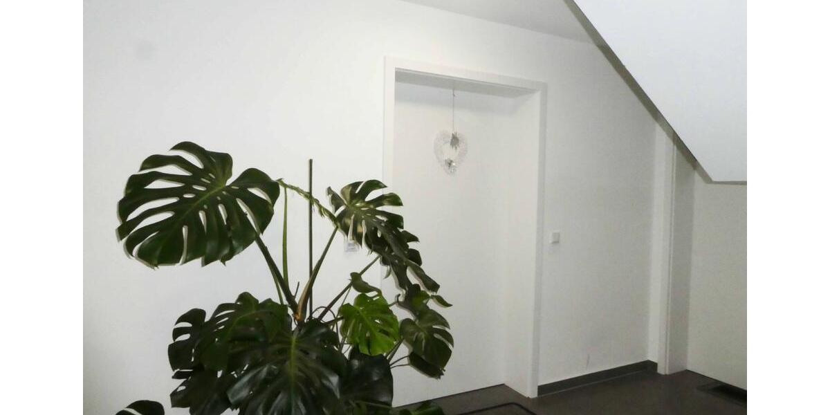 AUMÜLLER-Immobilien - Moderne energiesparsame 4-Zi-EG-Wohnung mit überdachtem Balkon und Carport 4 zimmer