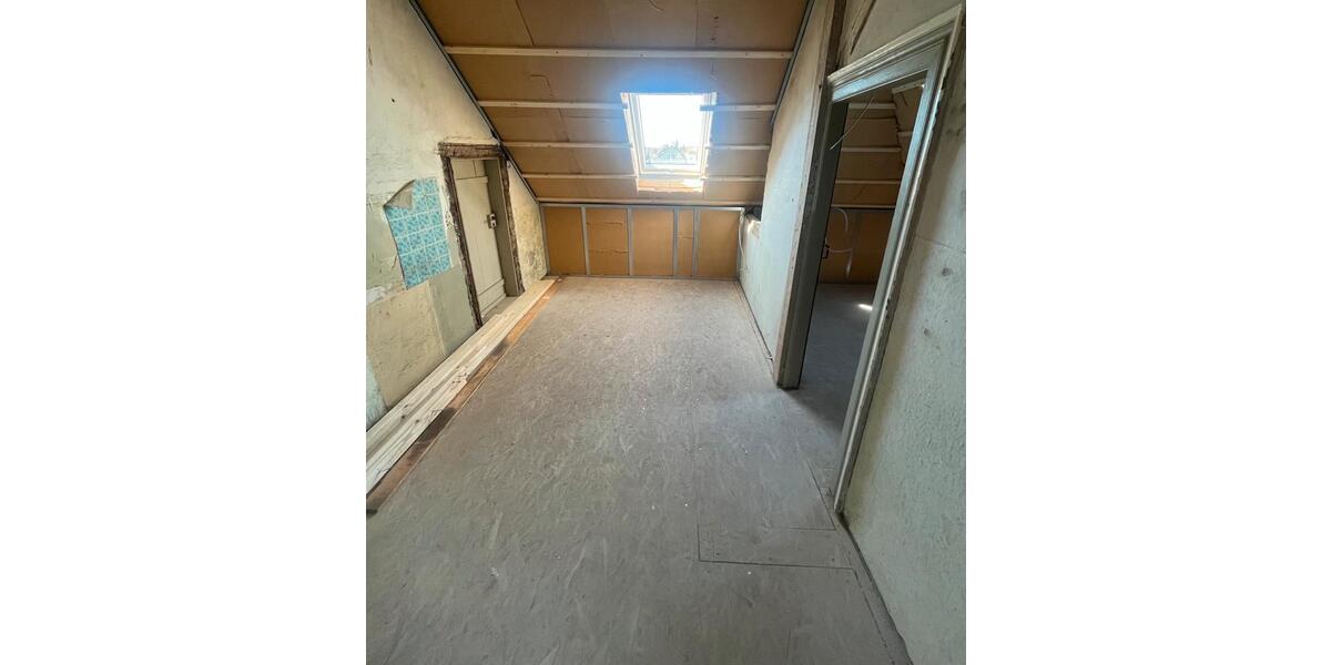 Dachgeschoßwohnung Frankenberg (Sachsen) - 4 Zimmer, 120 m&sup2;, 1.045&euro; | Angebot:26071742