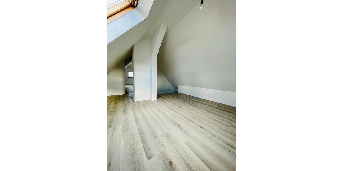 Dachgeschoßwohnung Trossingen - 4.5 Zimmer, 100 m&sup2;, 900&euro; | Angebot:23595540