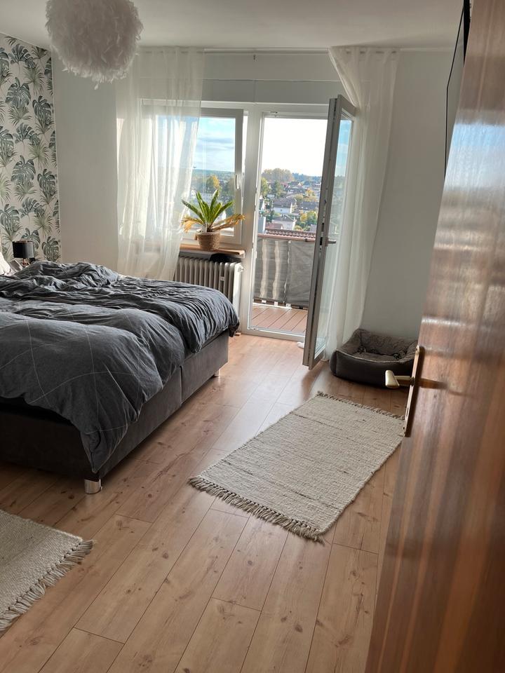 Vollständig renovierte 3 Raum Terrassenwohnung mit Balkon