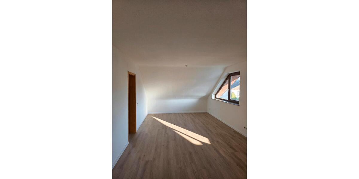 2-Zimmer Dachgeschoss Wohnung mit Balkon und Einbauküche 2 zimmer