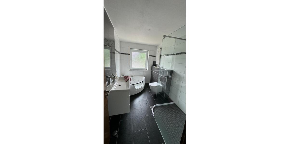 4-Zimmer Wohnung mit Balkon Einbauküche und separaten Eingang 4 zimmer