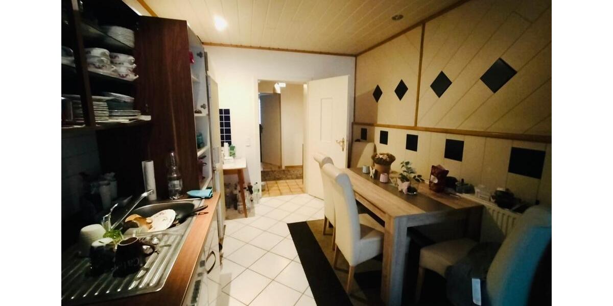 EG * Balkon * wird noch renoviert 3 zimmer