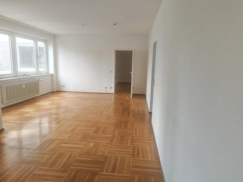 HELLE 4ZW Wohnung BALKON WANNENBAD EBK GÄSTE WC KINDERFREUNDLICH DURCH GROSSER GARTEN ZUR MITBENUZTUNG RUHIGE ZENTRALE LAGE SCHEIDSTRMARBACHWEG U 5 BUS M34 ALLE Zimmer TAGESLICHT AUCH WG PAAR+1