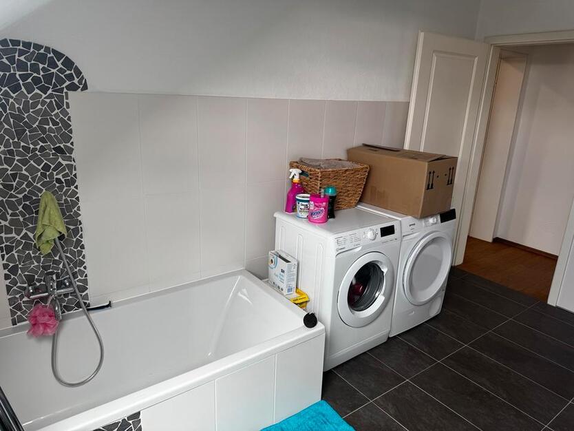 Helle 3 Zimmer Wohnung 87 qmmit EBK und Balkon, Garage und Aufzug