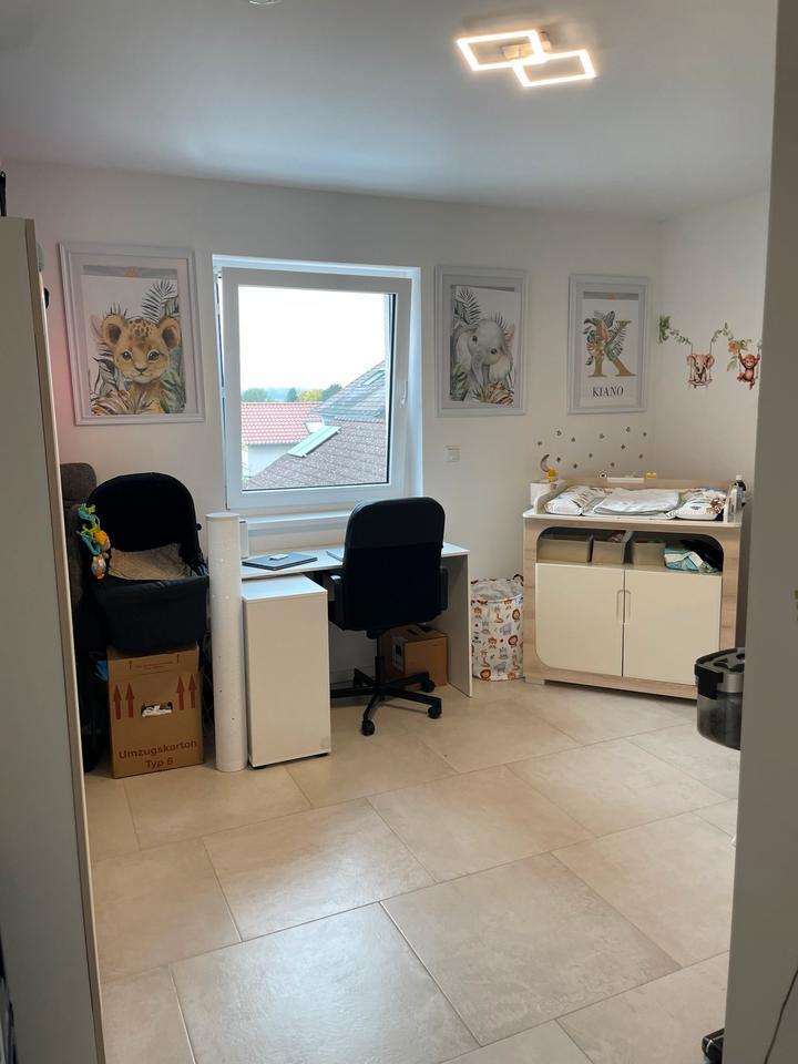 Helle, ruhige Neubau 3-Zi-Whg mit EBK, Stellplätzen in WBB zimmer