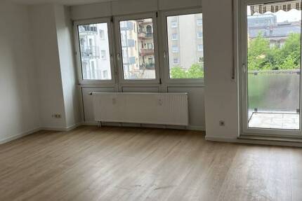 Sonnige 2-Zimmerwohnung - Neuer Boden - Frisch gestrichen - Balkon- TG-Stellplatz