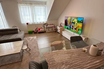 Gemütliche Dachgeschosswohnung mit moderner Küche & Balkon zimmer