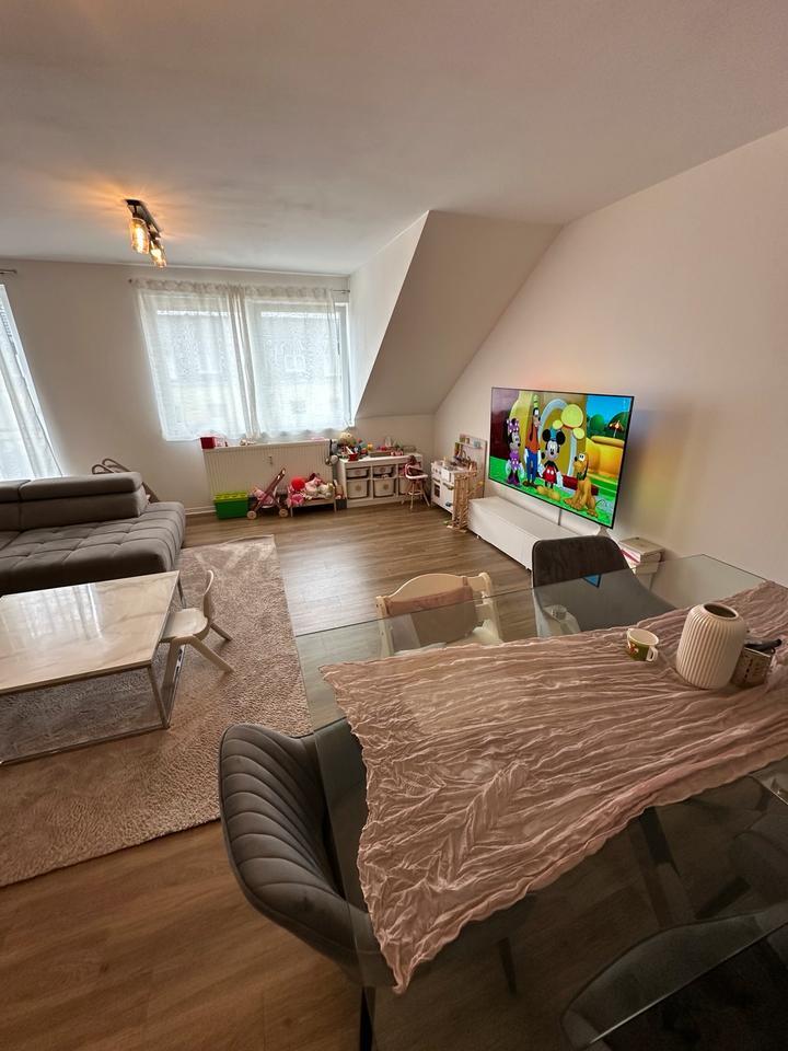 Gemütliche Dachgeschosswohnung mit moderner Küche & Balkon zimmer