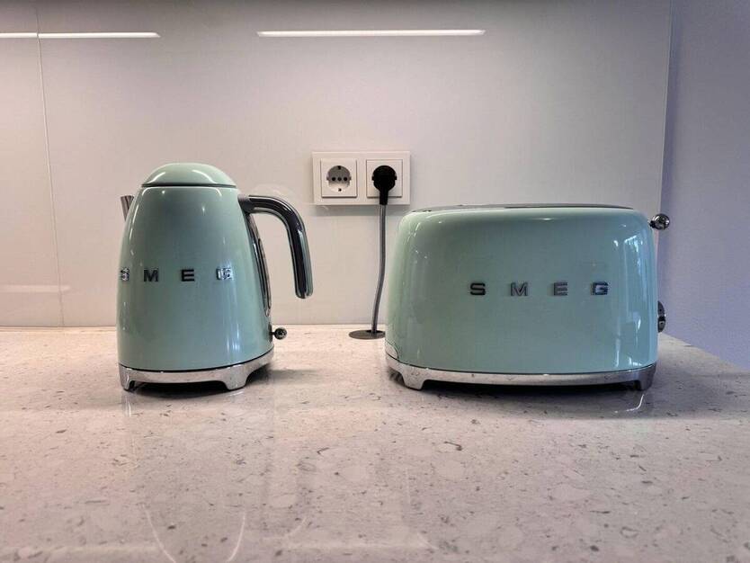 Neubau Kudamm . Olivaer Platz . MÖBLIERT . EBK . HWR . Loggia . Gäste-WC . 3 m Decke 2 zimmer