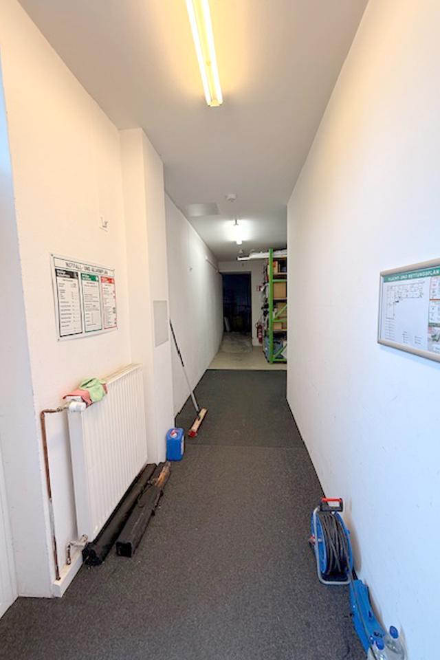 737 m² Büro, Praxis und Lagerhalle sowie zahlreiche Stellplätze in zentraler Lage von Gera zur Miete
