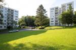 Familien-Wohnung in grüner Lage mit Balkon + renoviert + Wannenbad + separates WC + Aufzug