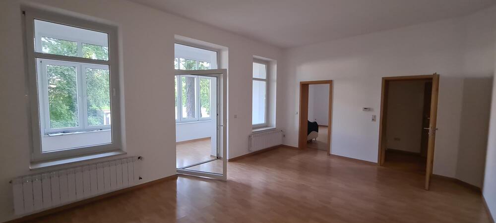 Ruhig gelegene 3-Zimmer-Wohnung mit Wintergarten auf großem Grundstück am Friedensberg