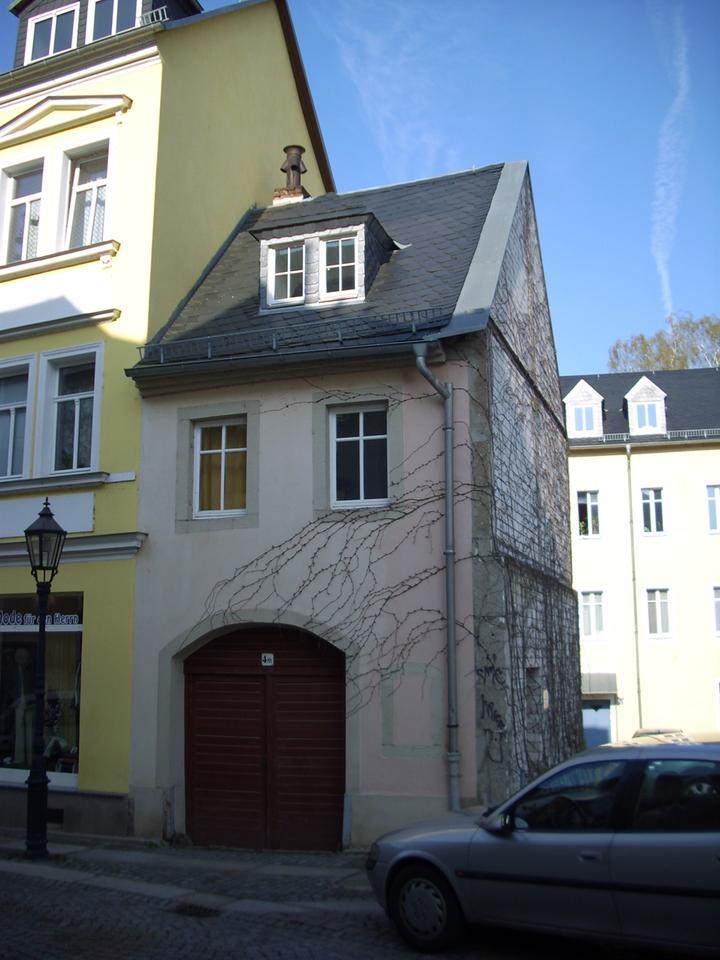 Kleines Torbogenhaus mit 2 - Raum-Wohnung zimmer