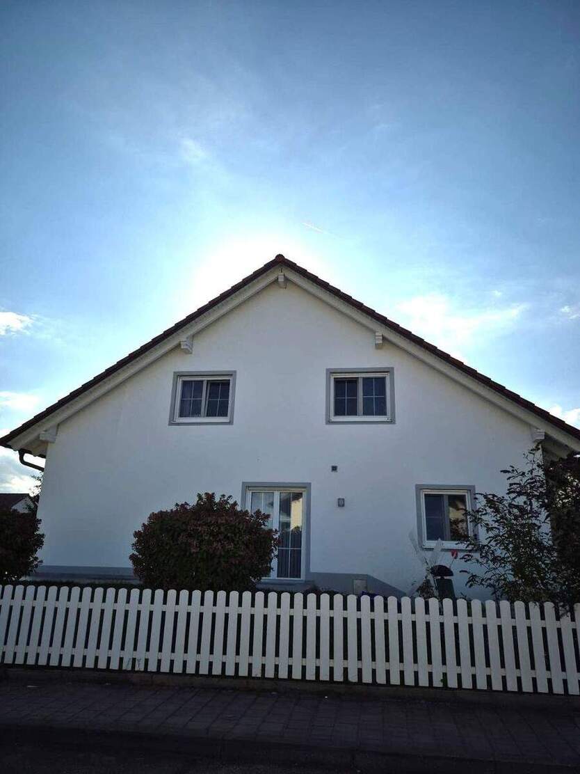 Helle, moderne Doppelhaushälfte , Balkon, Garten, und Garage 4 zimmer