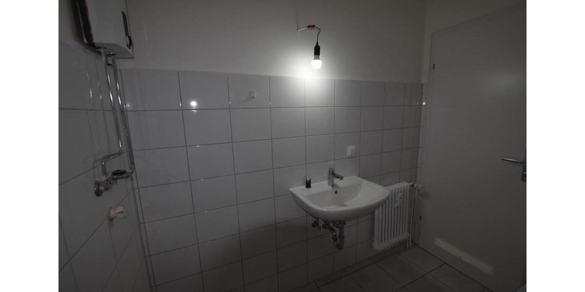 +++ Renovierte Erdgeschosswohnung mit Balkon und Wanne +++ 3 zimmer