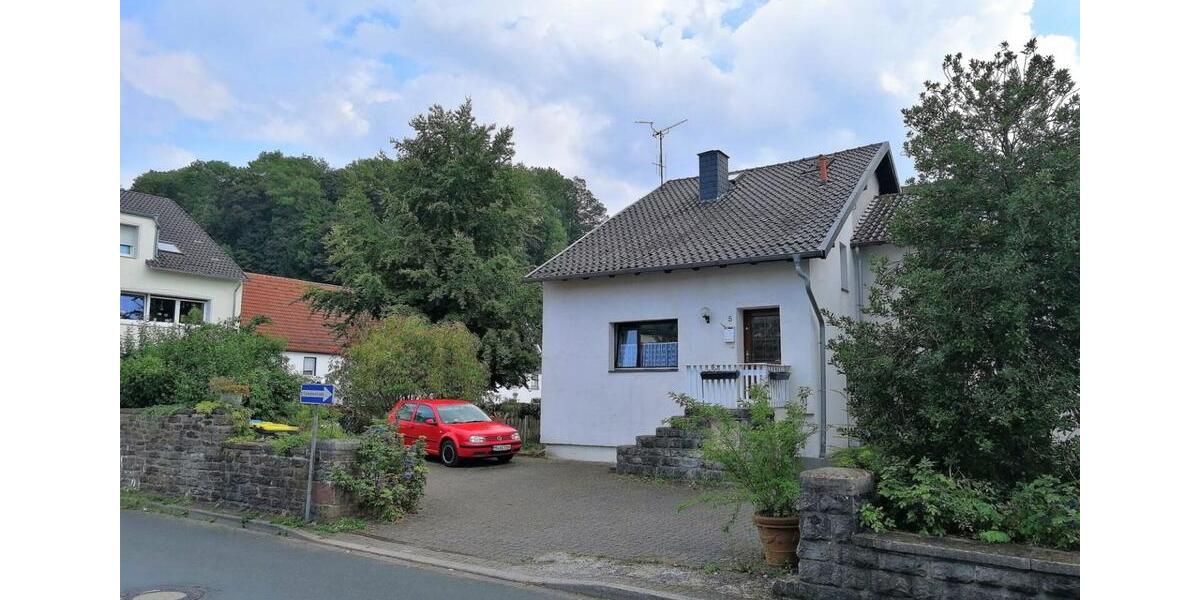 Kleines Häuschen. Parkplatz, Gartenbenutzung, Holzofen, Denkmal. 3 zimmer