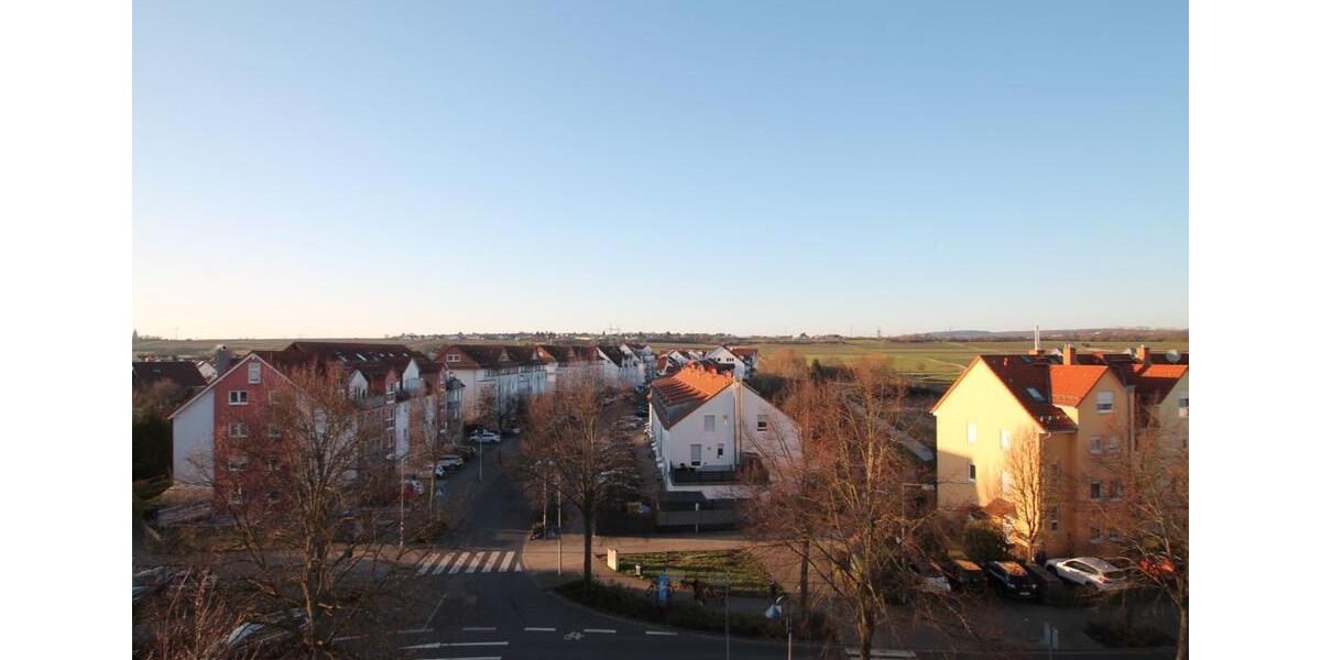 Einziehen & wohlfühlen: Lichtdurchflutete 4-Zimmer-Dachgeschosswohnung mit EBK 4 zimmer