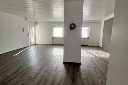 Modernisierte Erdgeschosswohnung mit Terrasse in Römerberg 4 zimmer