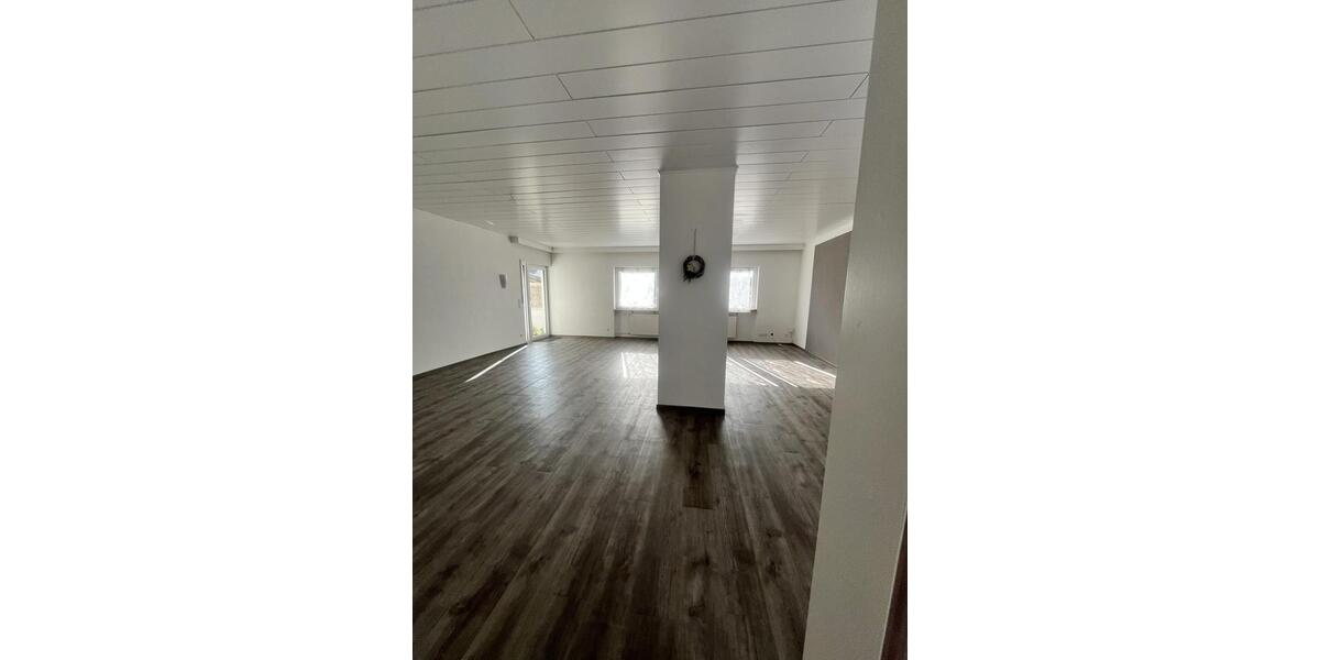 Modernisierte Erdgeschosswohnung mit Terrasse in Römerberg 4 zimmer