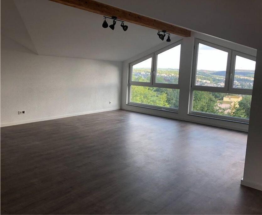 Moderne Dachgeschoßwohnung mit Ausblick in Toplage von Weidenau