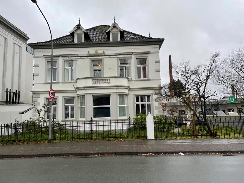 Großzügige denkmalgeschützte Villa mit 8 Zimmern & 2 Stellplätzen