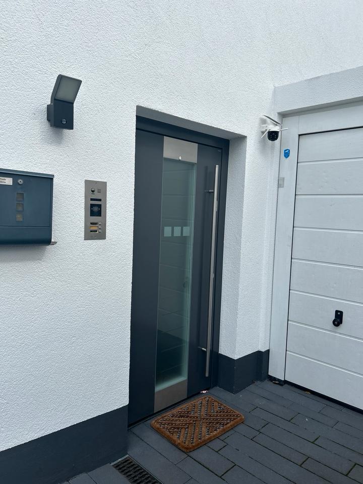 Helle, moderne drei Zimmer Dachgeschoßwohnung im Neubau zu Verm