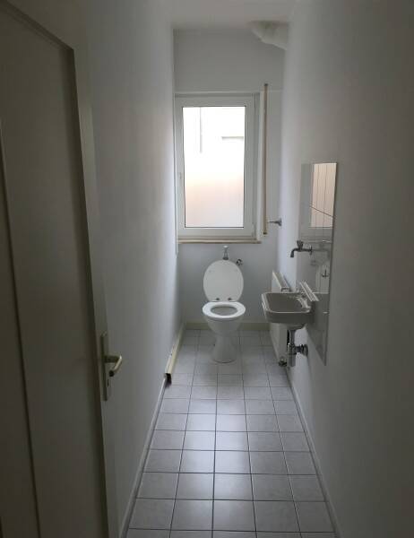 HELLE 2 Zimmerwohnung - GROSSE WOHNKÜCHE MIT EINBAUKÜCHE - TAGESLICHTBAD