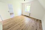 **Was will man mehr? +neuer Laminat +weiße Wände +modernes Tageslichtbad +eigener Garten** zimmer