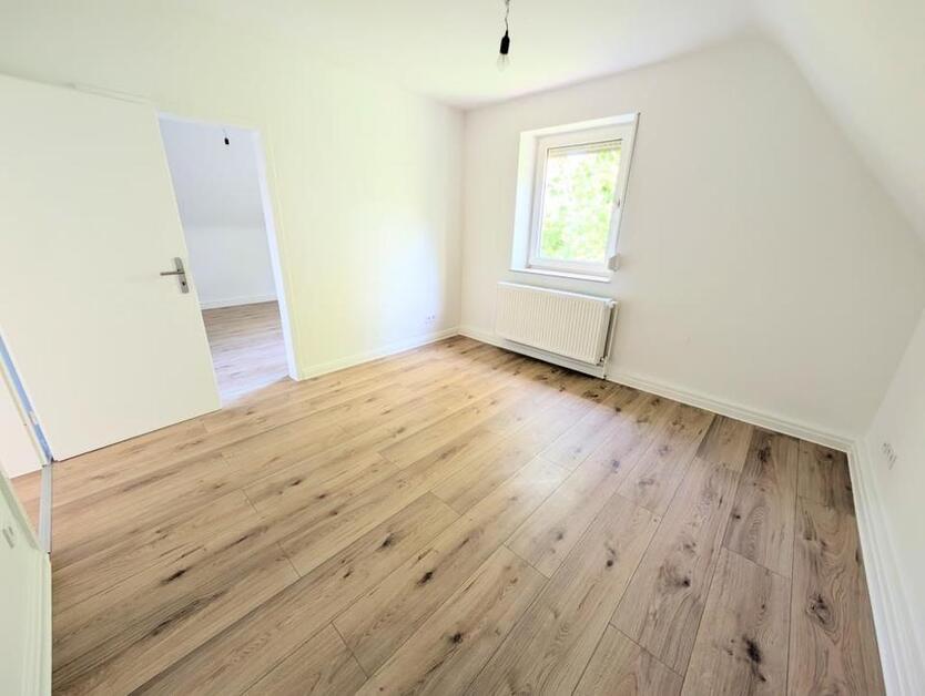 **Was will man mehr? +neuer Laminat +weiße Wände +modernes Tageslichtbad +eigener Garten** zimmer
