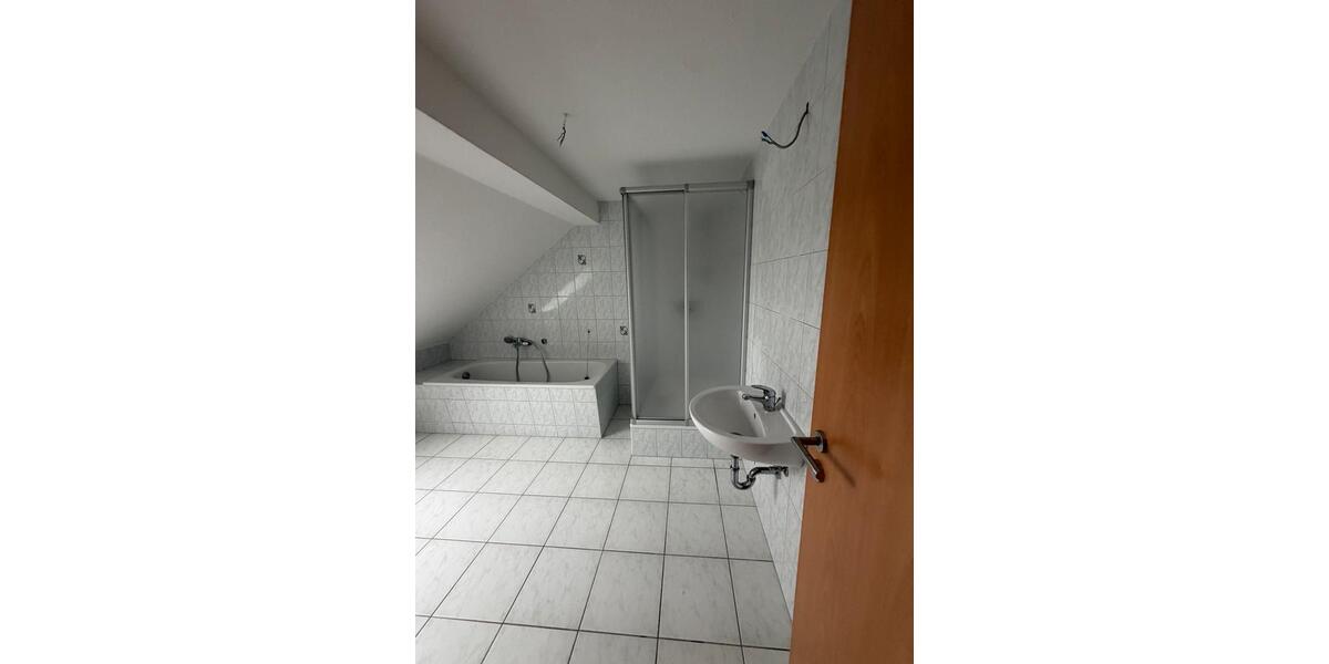 Dachgeschoßwohnung Weißenfels - 3 Zimmer, 61 m&sup2;, 400&euro; | Angebot:26003365