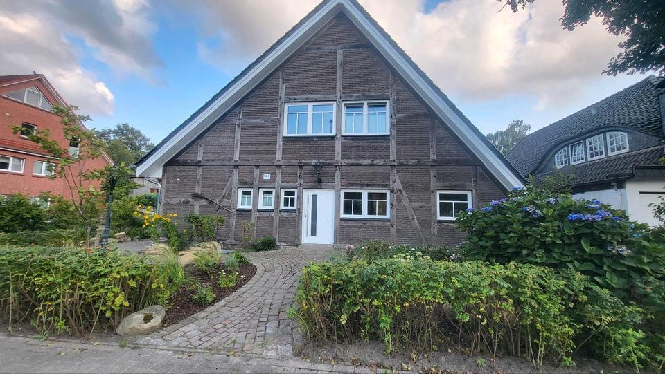 Modernisiertes Einfamilienhaus mit Garten und Schwimmteich