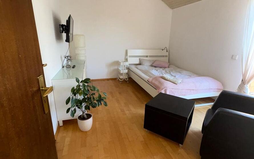Zimmer mit eigener DuscheWC, TV, Wlan, eigene Dachloggia, Gästeküche, Waschmaschine und Gartennutzung